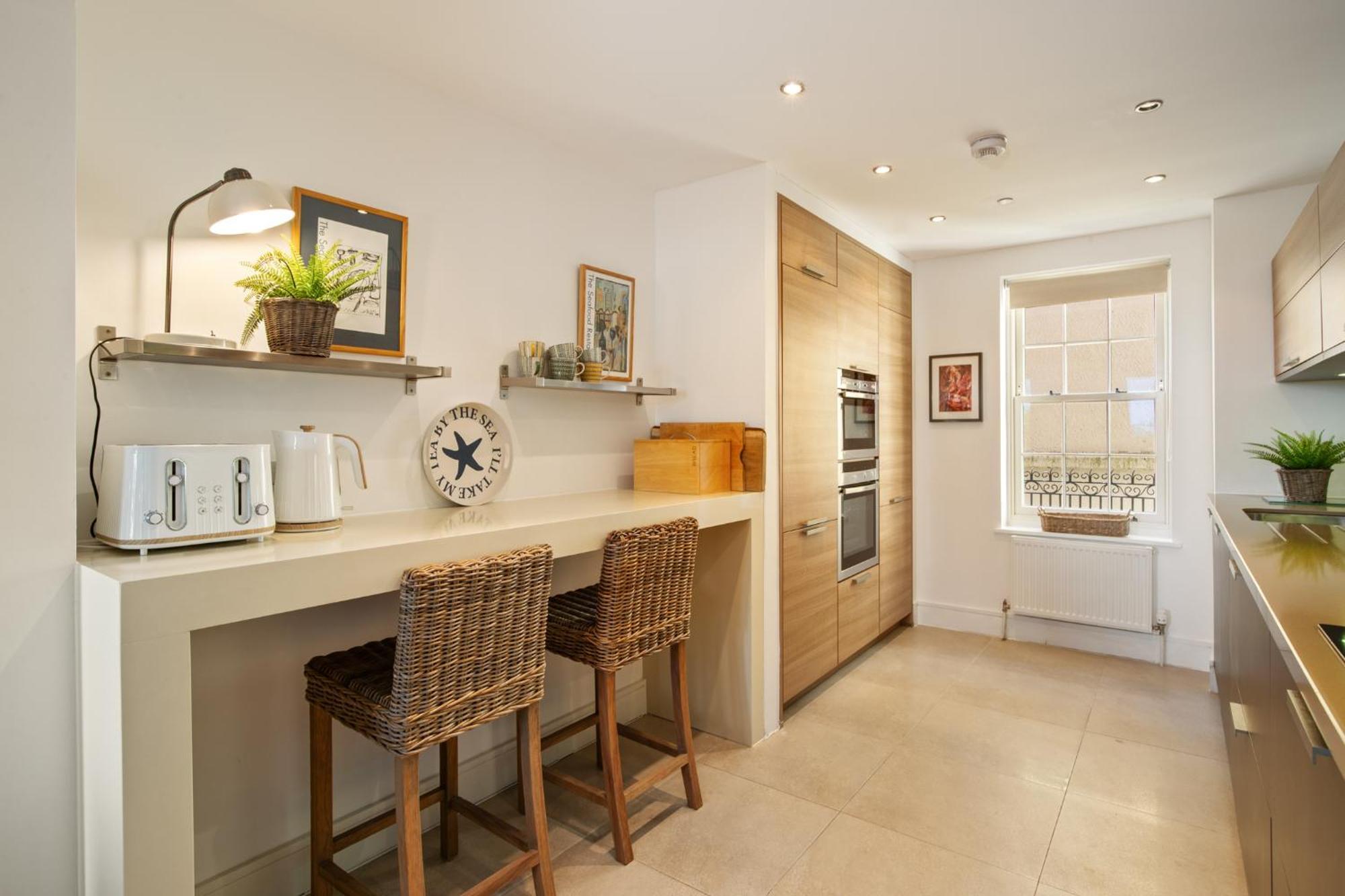 Nash House - Seafront With Parking Close To Town Holiday home