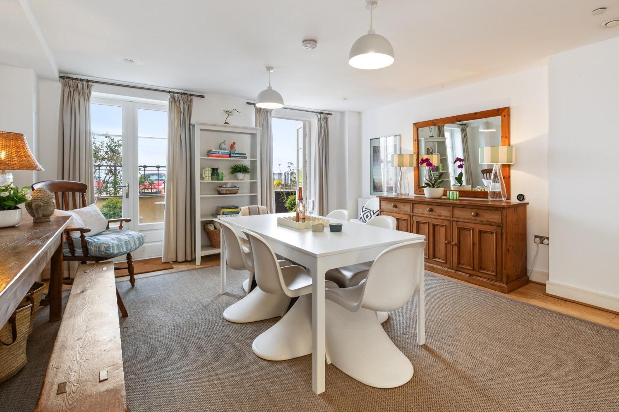 Nash House - Seafront With Parking Close To Town Holiday home *