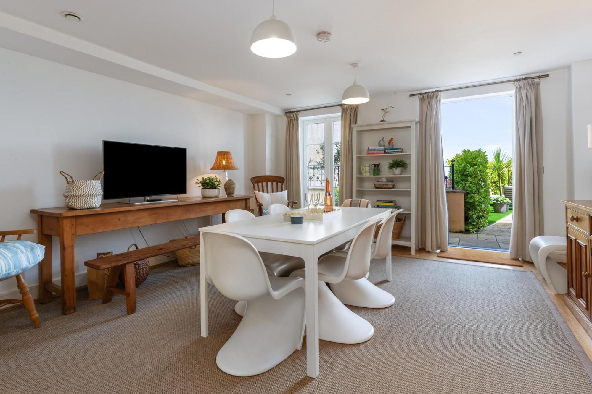 Holiday home Nash House - Seafront With Parking Close To Town *