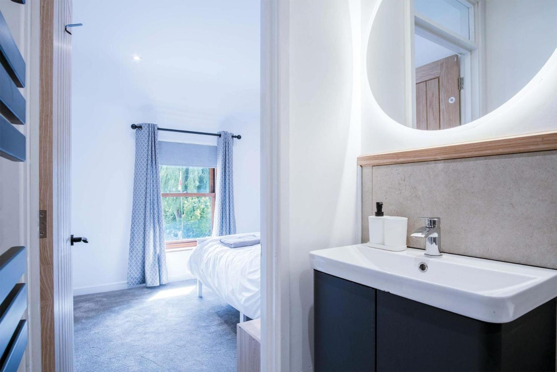 The - 2 Bedroom - * Tenby