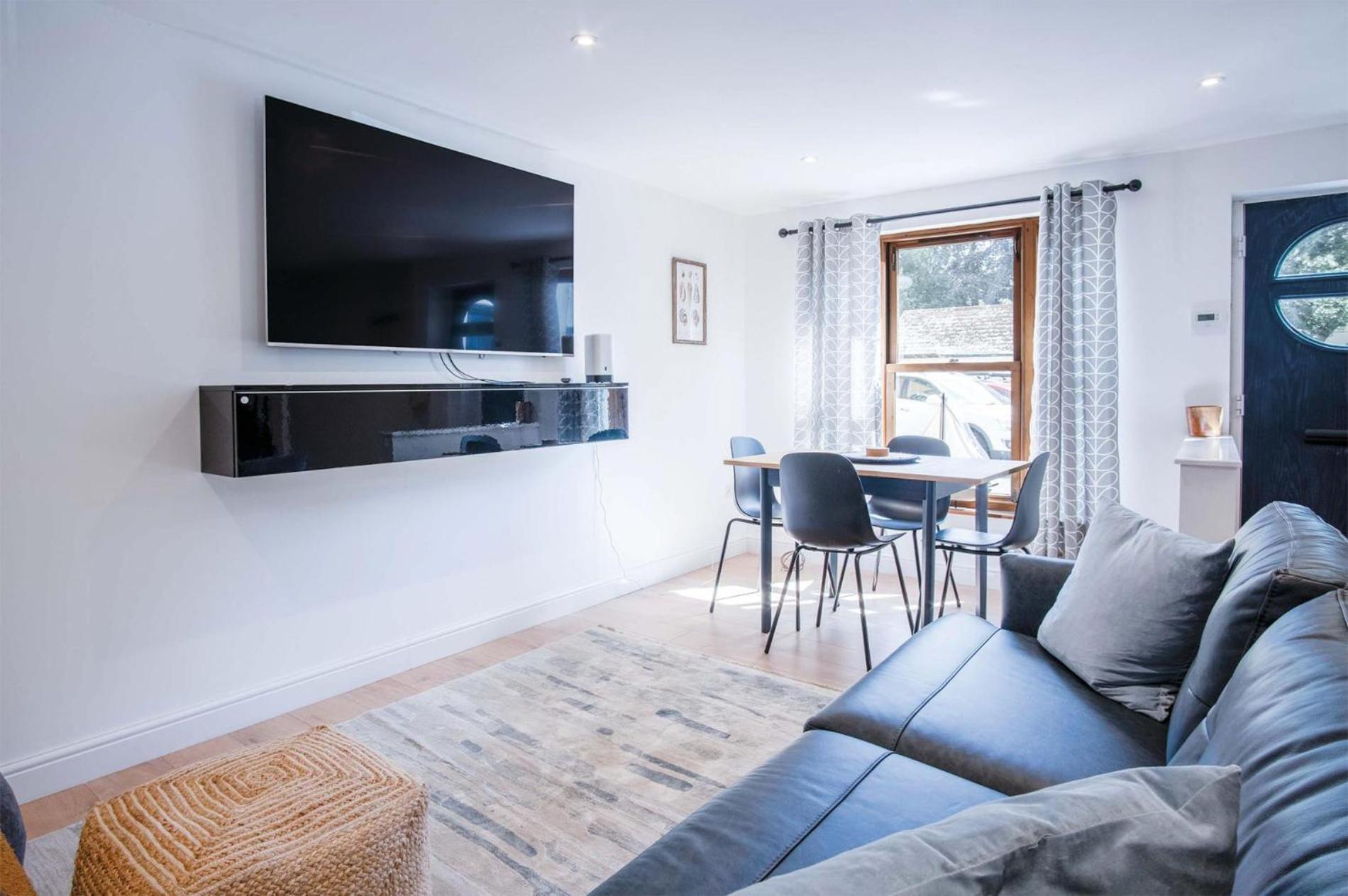 The - 2 Bedroom - * Tenby
