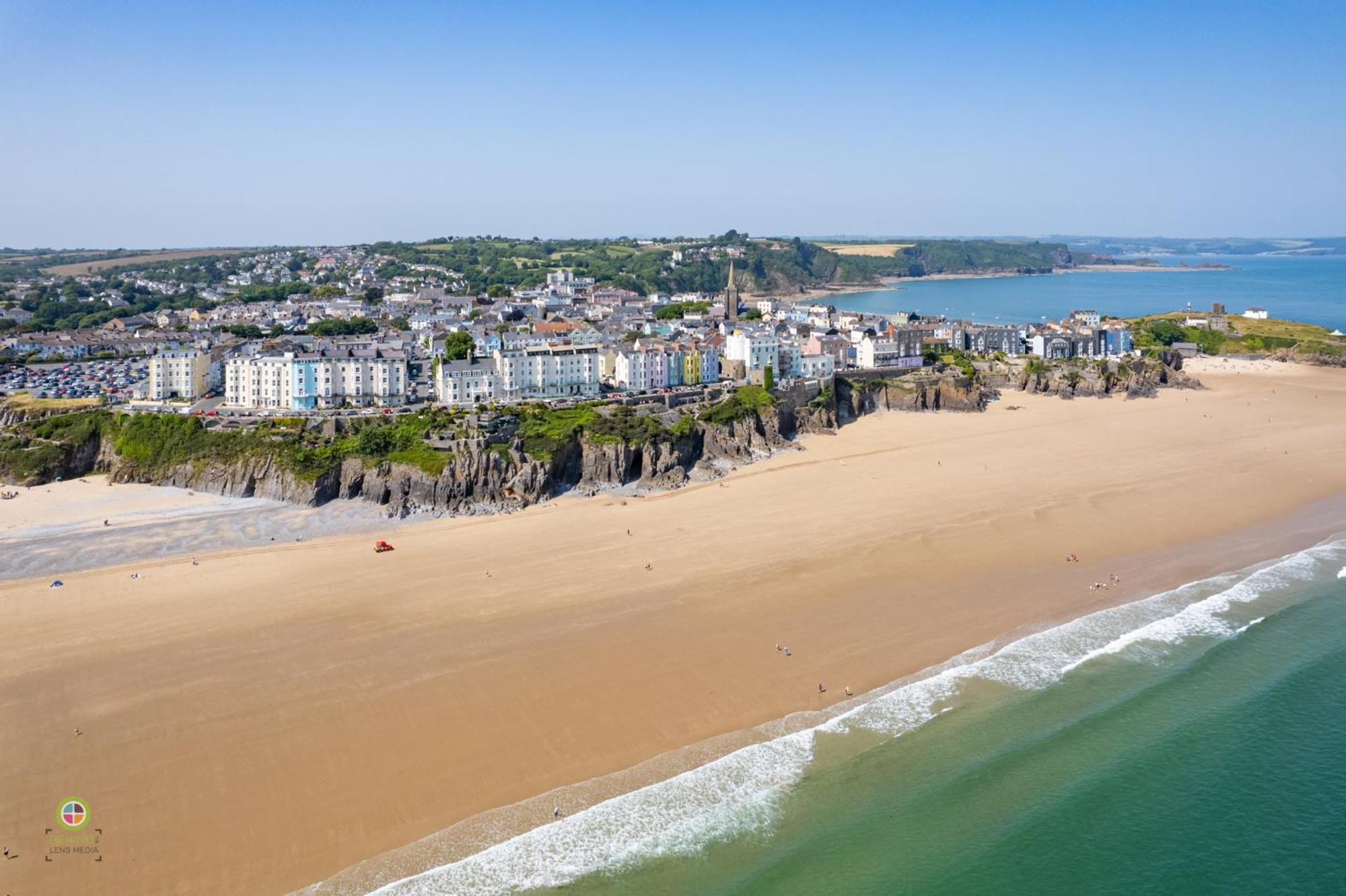 Penlan - Short Stroll To Town And Beaches Holiday home Tenby