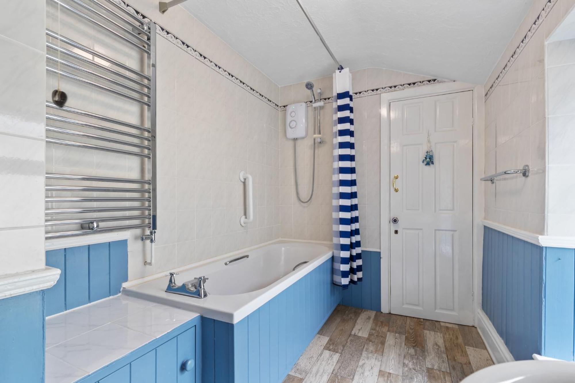 Penlan - Short Stroll To Town And Beaches Holiday home Tenby