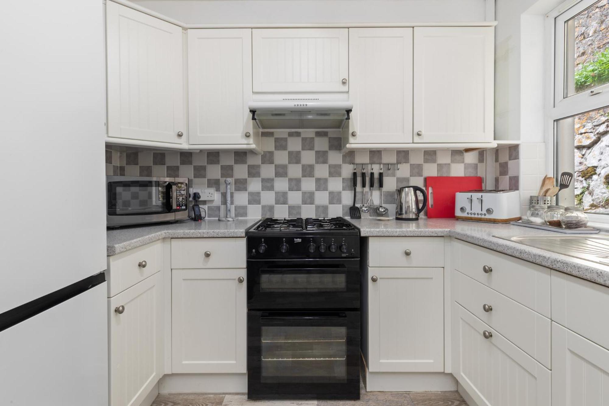 Penlan - Short Stroll To Town And Beaches * Tenby