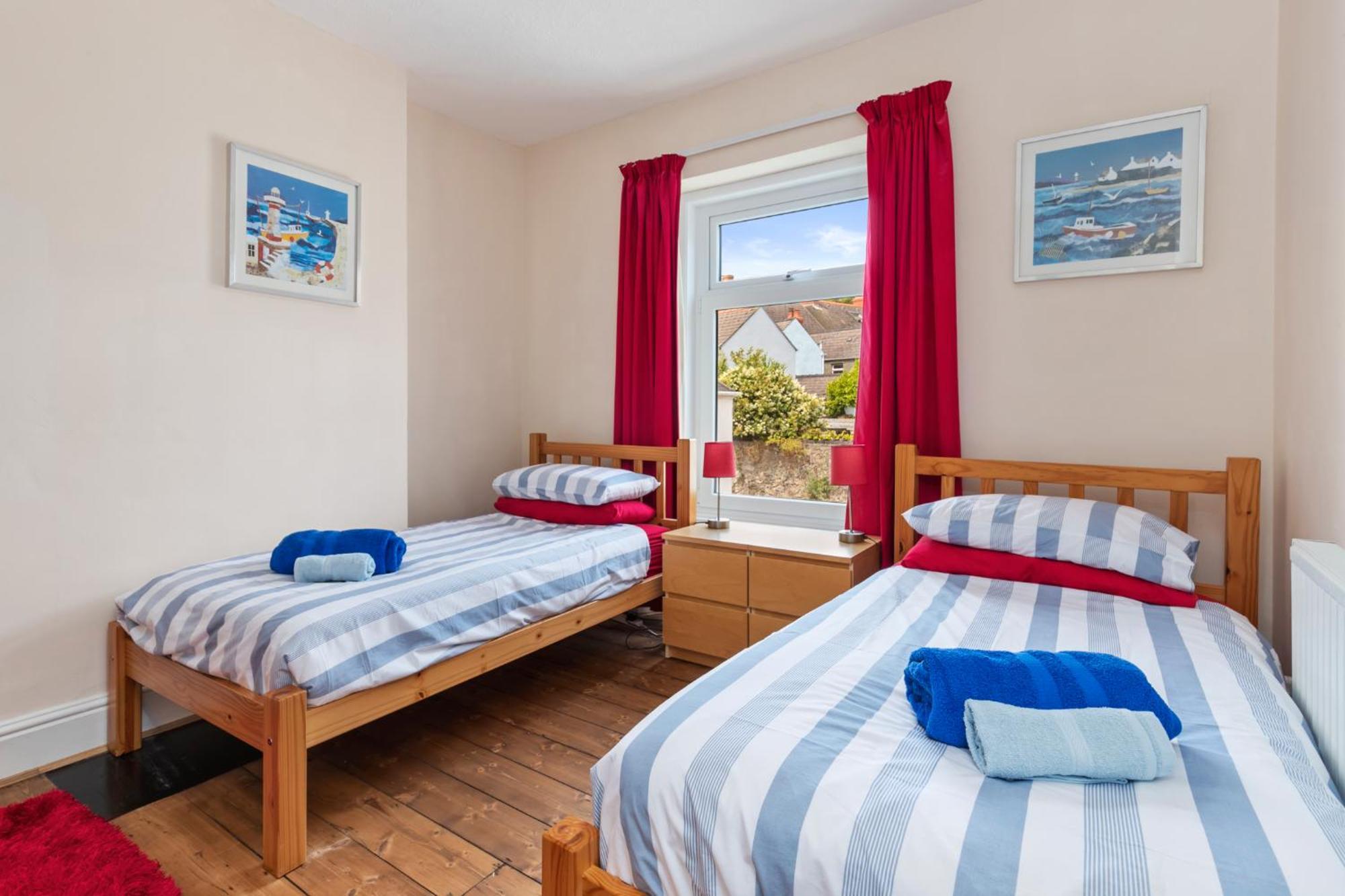 Penlan - Short Stroll To Town And Beaches Holiday home