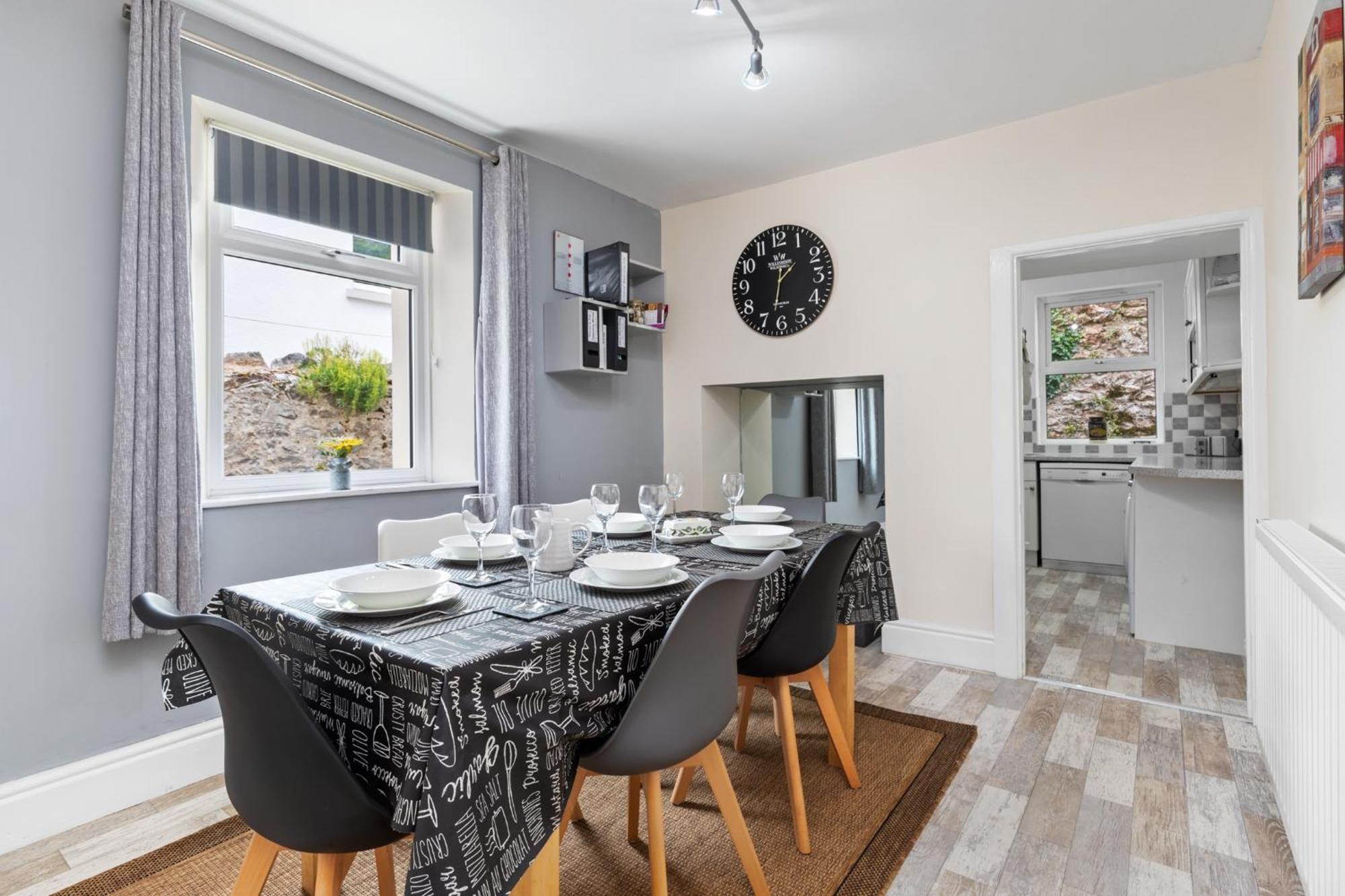 Penlan - Short Stroll To Town And Beaches * Tenby