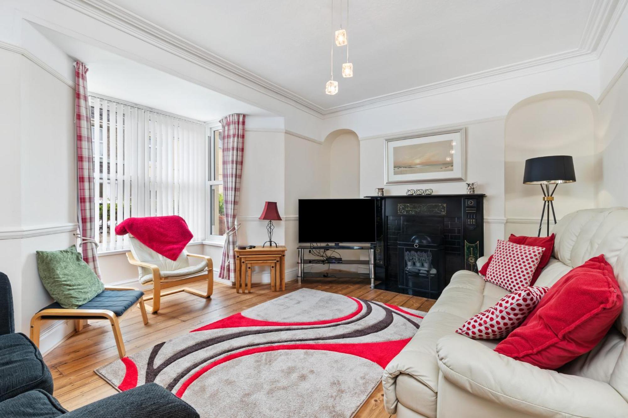 Penlan - Short Stroll To Town And Beaches Tenby