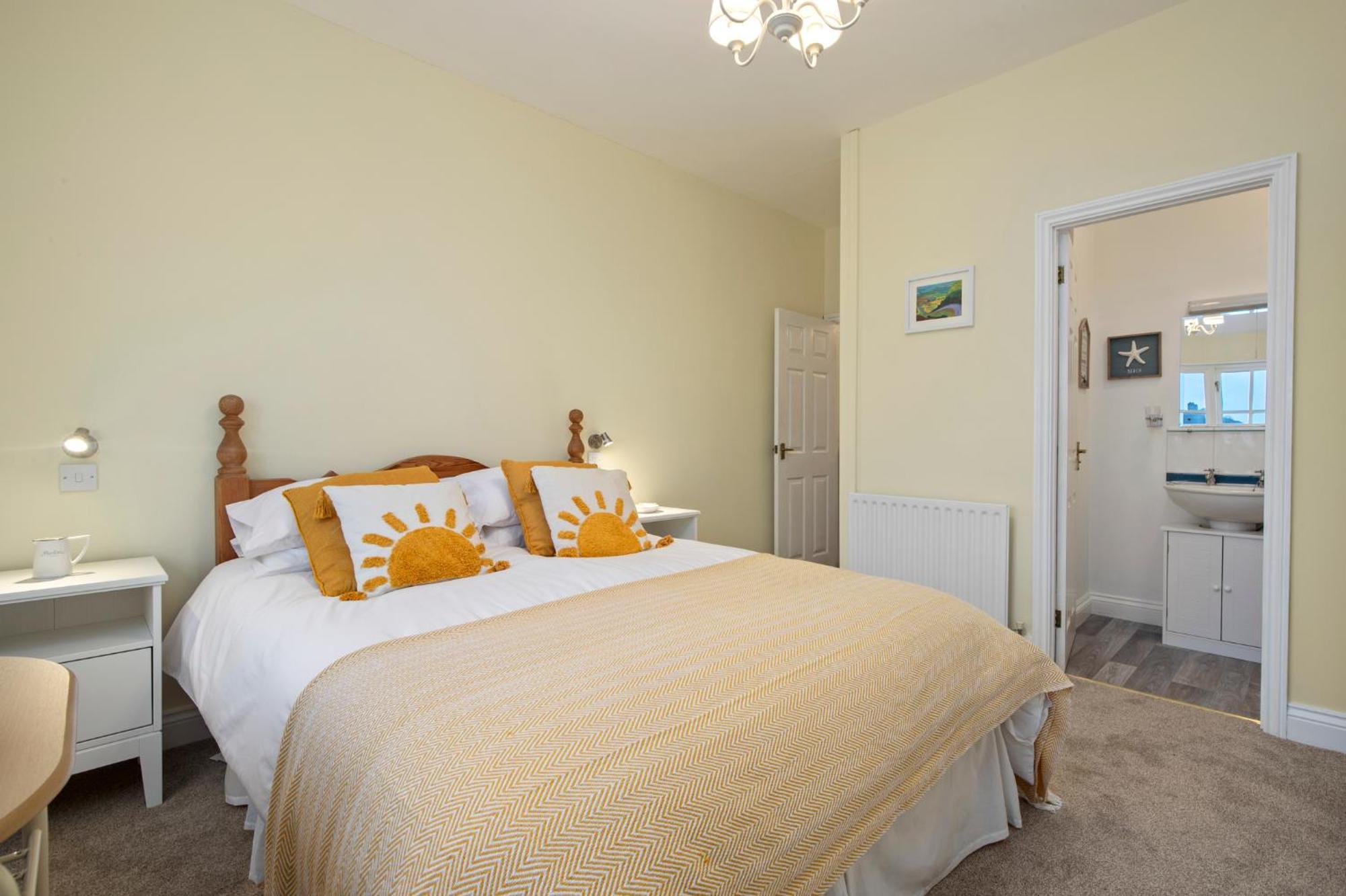 5 Sunny Cove - Direct Access Sea Views Apartment