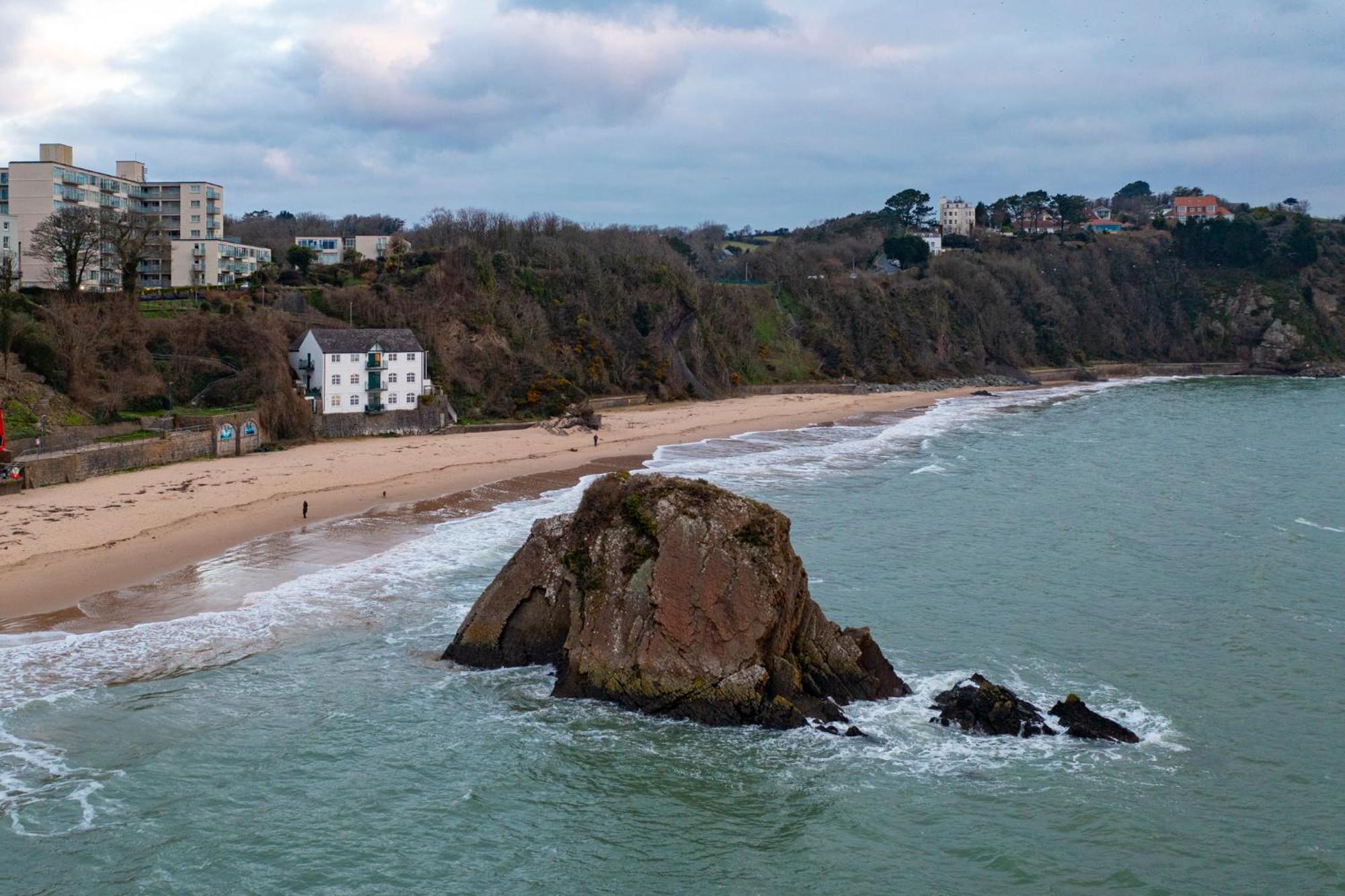Apartment 5 Sunny Cove - Direct Access Sea Views *