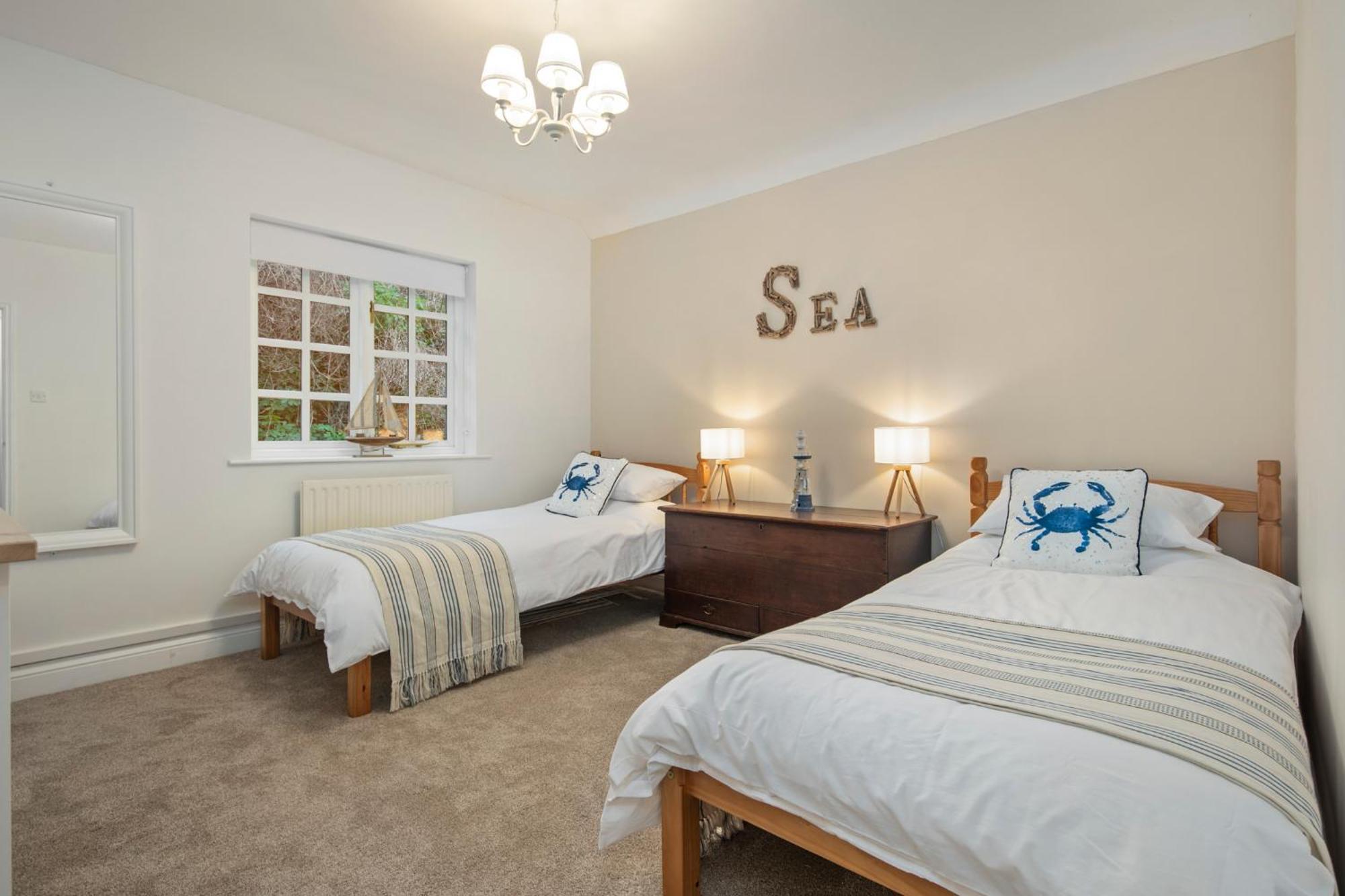 5 Sunny Cove - Direct Access Sea Views Apartment *