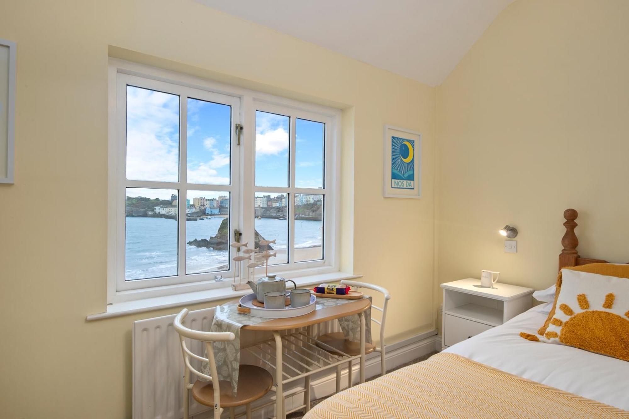 Apartment 5 Sunny Cove - Direct Access Sea Views