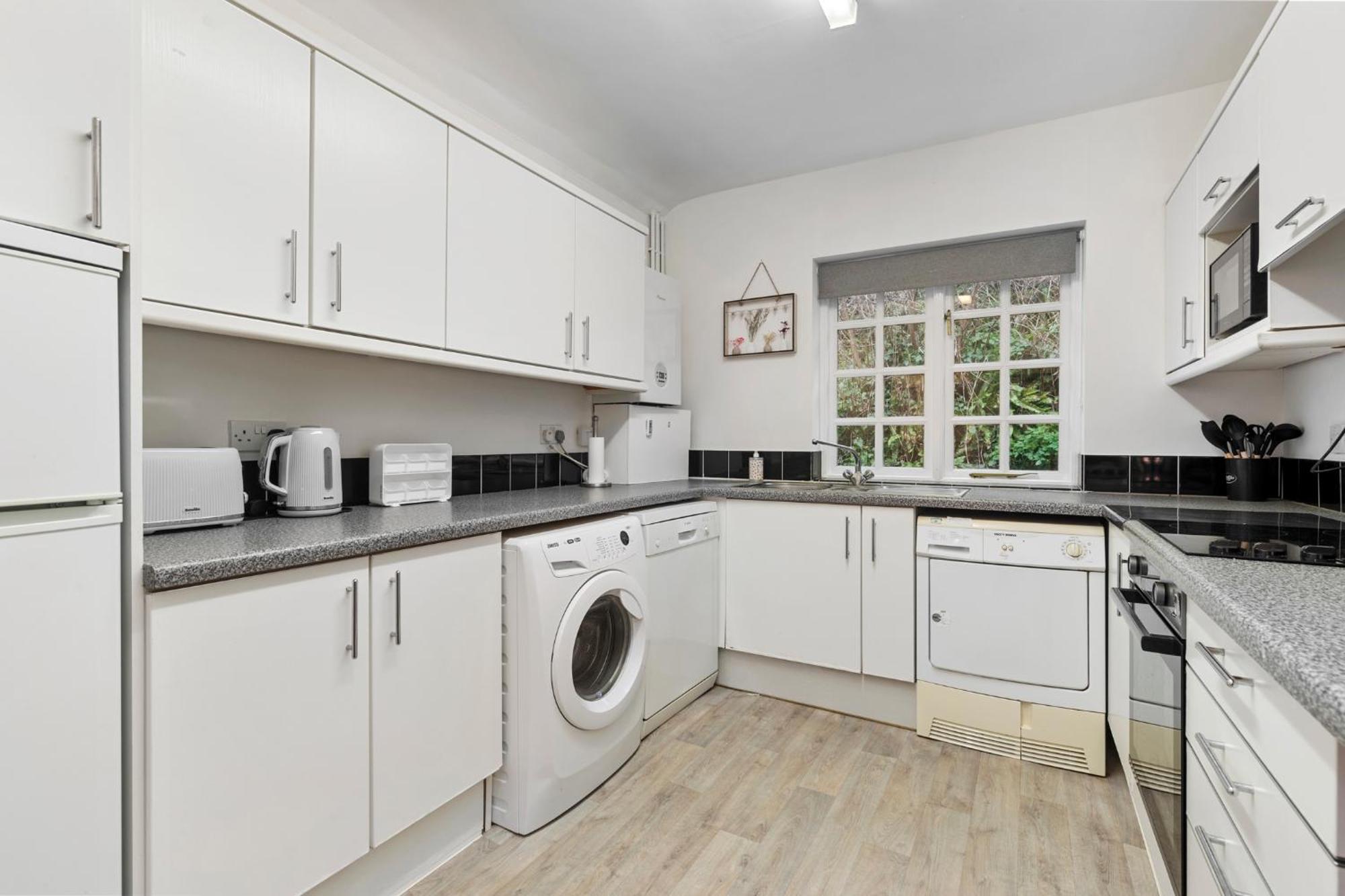 Apartment 5 Sunny Cove - Direct Access Sea Views *