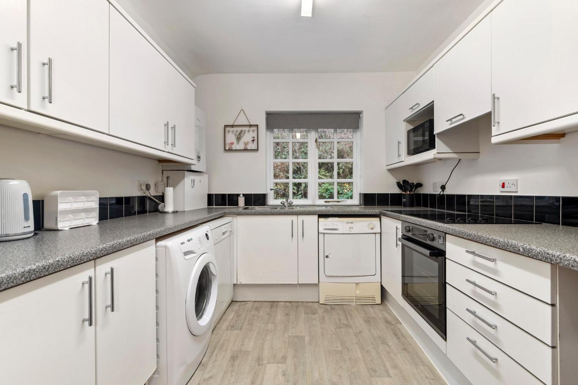 5 Sunny Cove - Direct Access Sea Views Apartment *