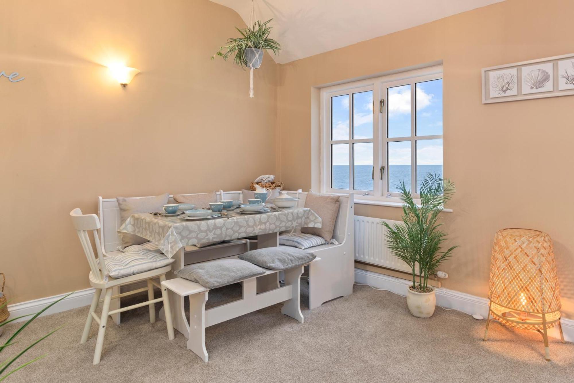 Apartment 5 Sunny Cove - Direct Access Sea Views *