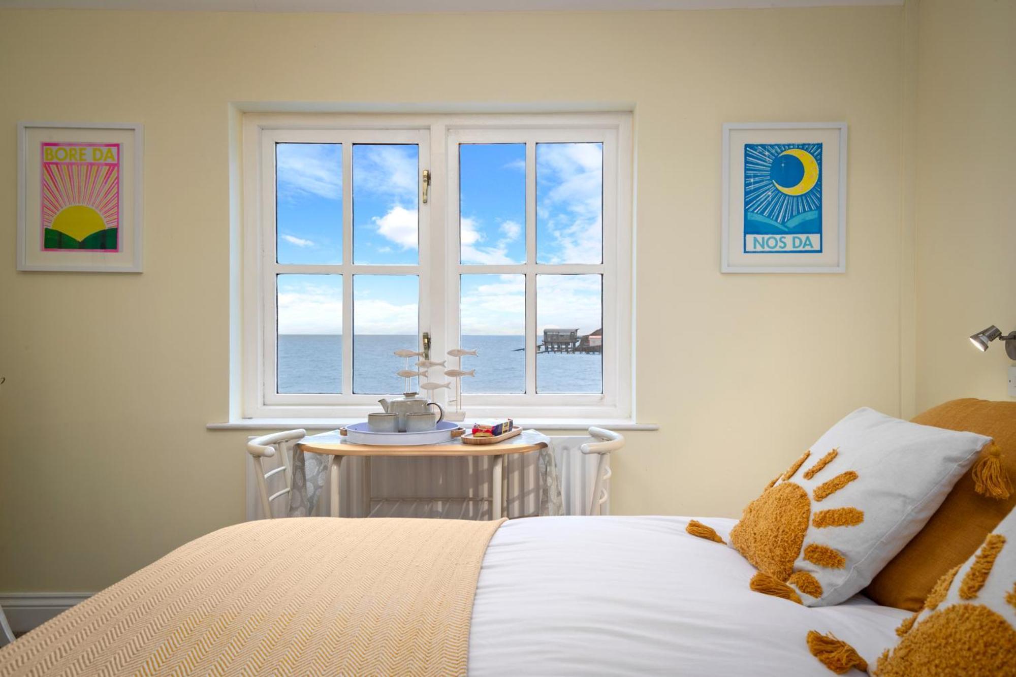 Apartment 5 Sunny Cove - Direct Access Sea Views