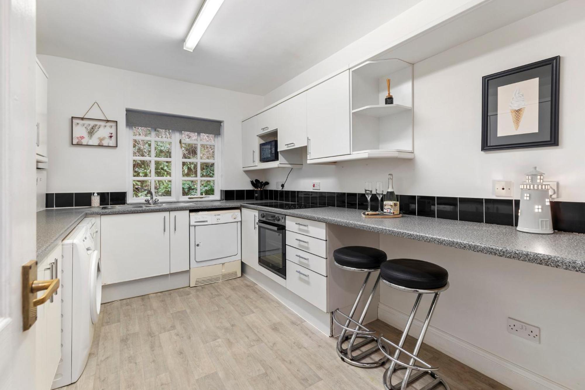 5 Sunny Cove - Direct Access Sea Views Apartment *