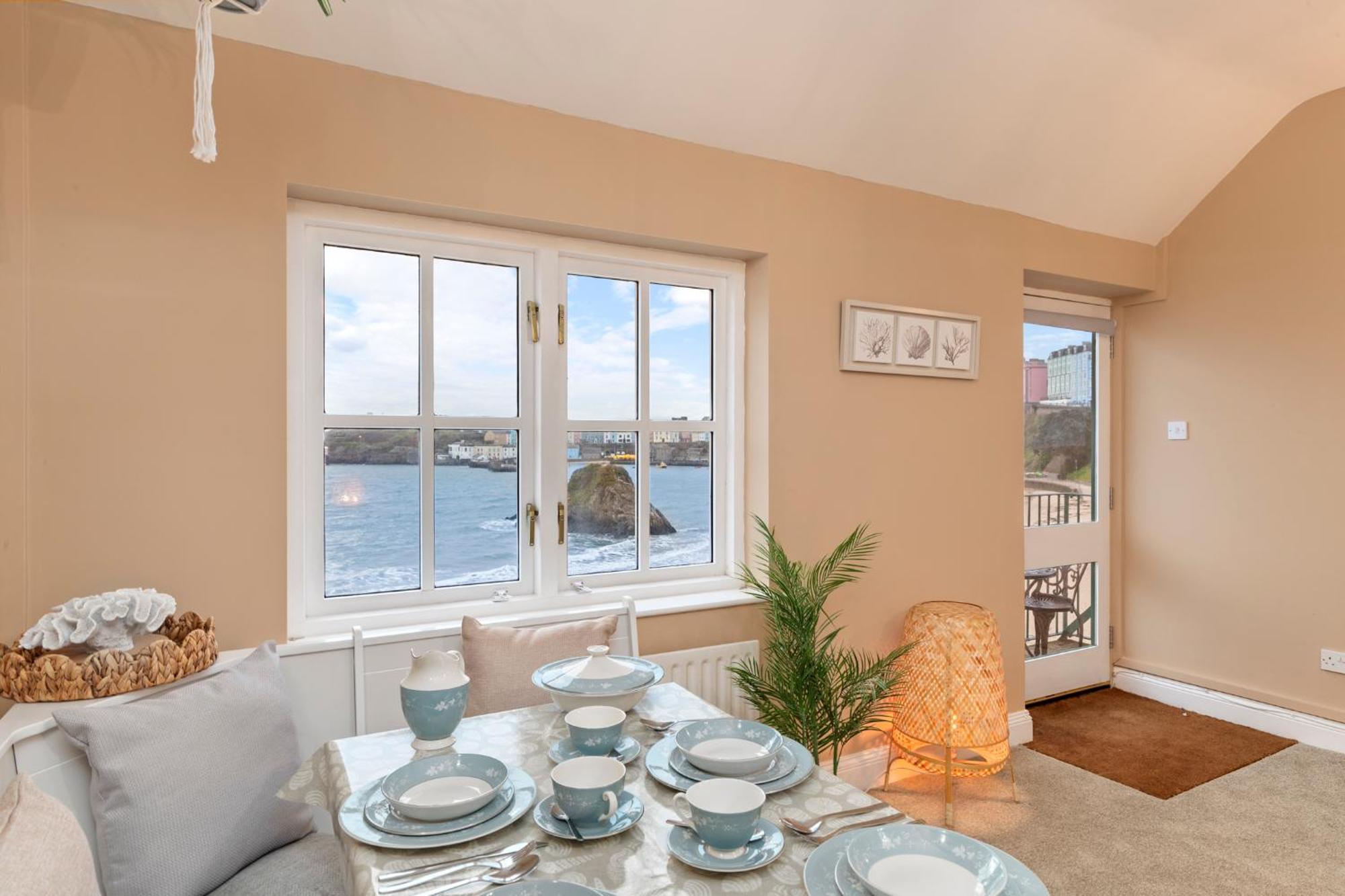 5 Sunny Cove - Direct Access Sea Views Apartment Tenby