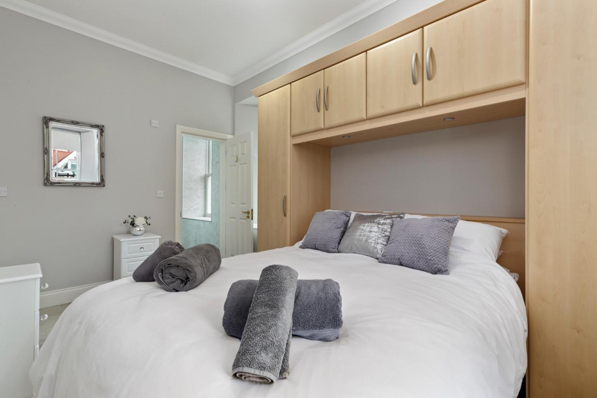 10 Mansion House - Indoor Pool Sea Views Gym Apartment