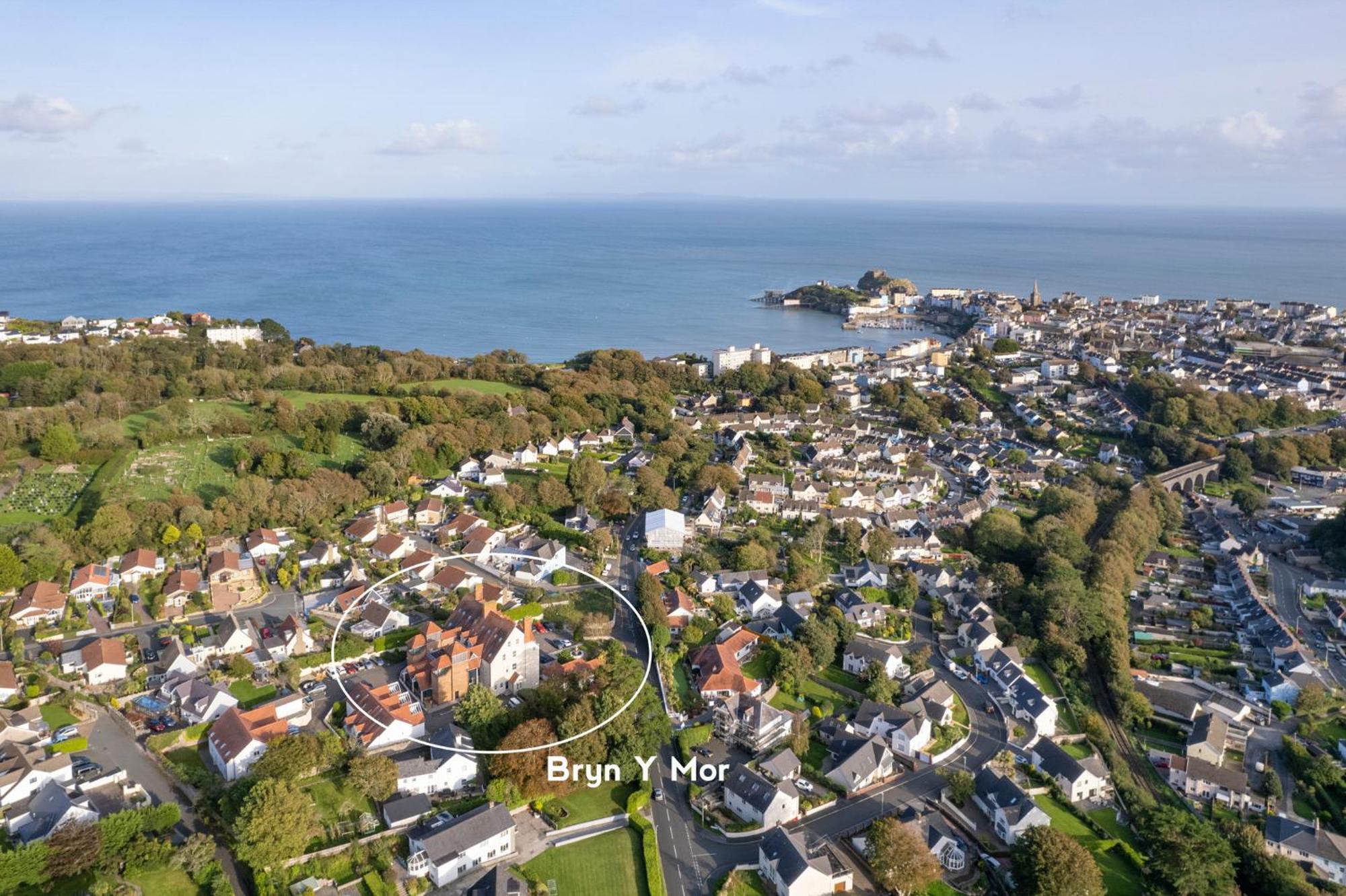 10 Mansion House - Indoor Pool Sea Views Gym Apartment Tenby