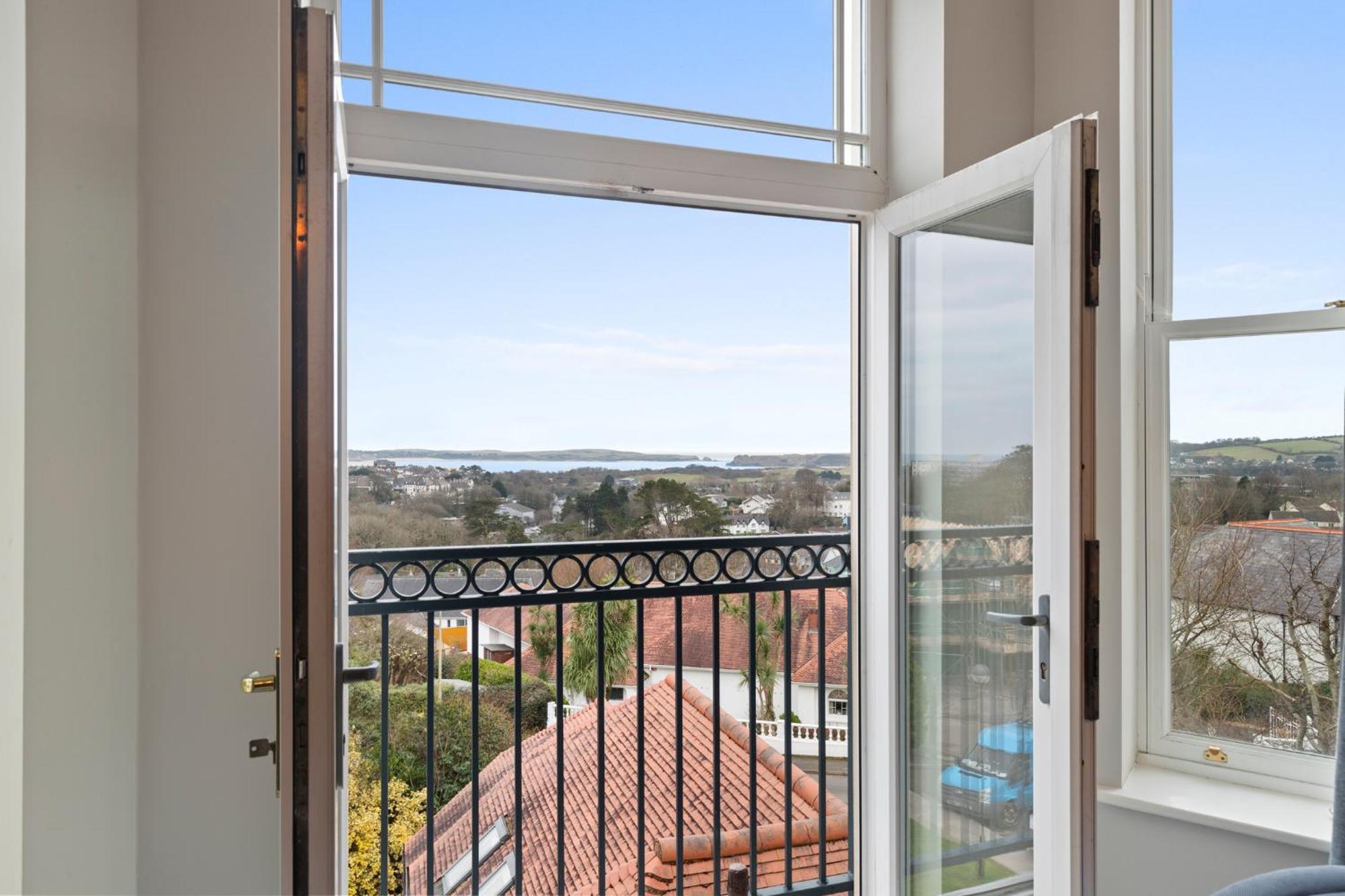 10 Mansion House - Indoor Pool Sea Views Gym Apartment *