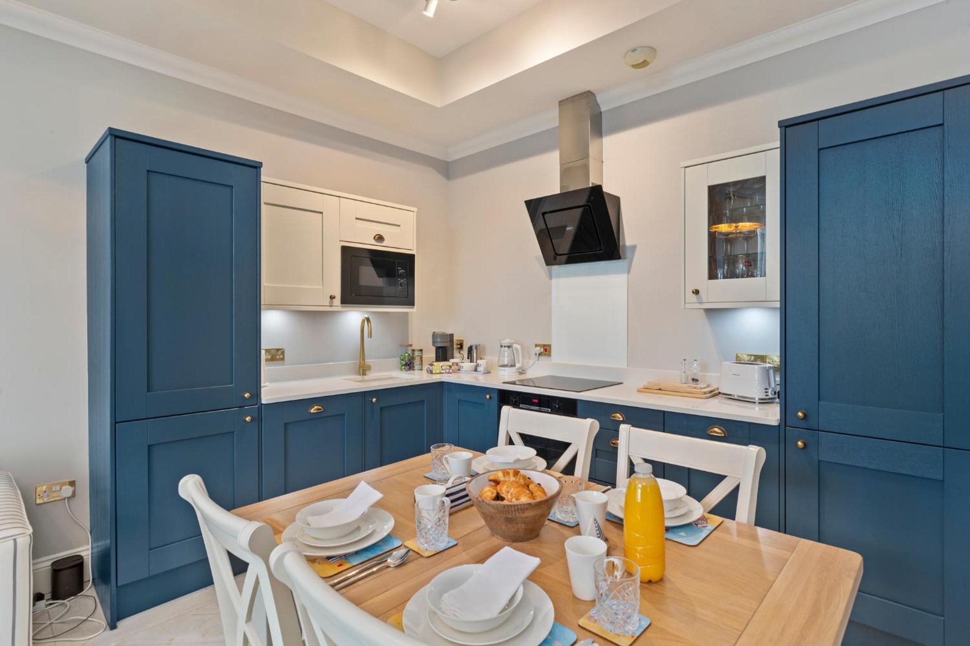 Apartment 10 Mansion House - Indoor Pool Sea Views Gym Tenby