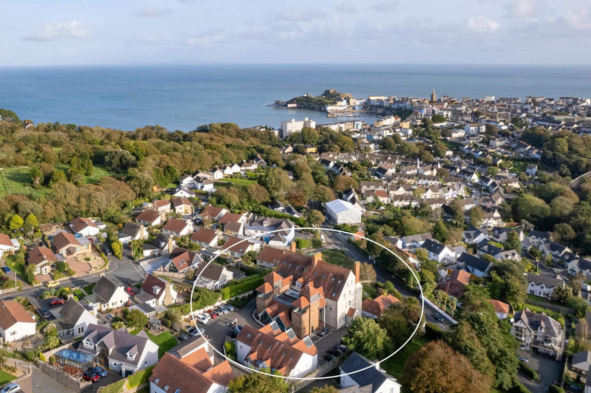 10 Mansion House - Indoor Pool Sea Views Gym Apartment Tenby