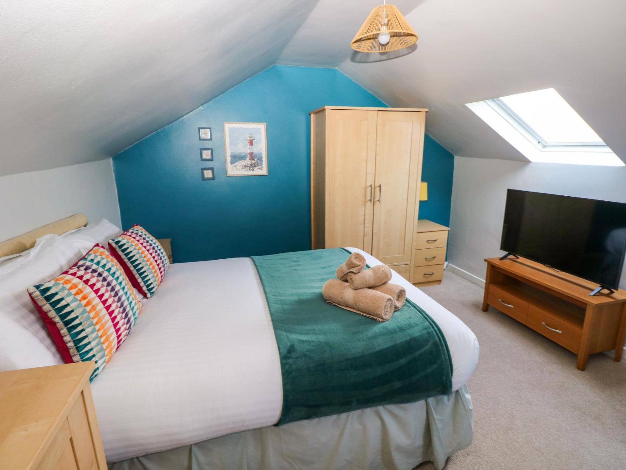 Stones Throw * Tenby