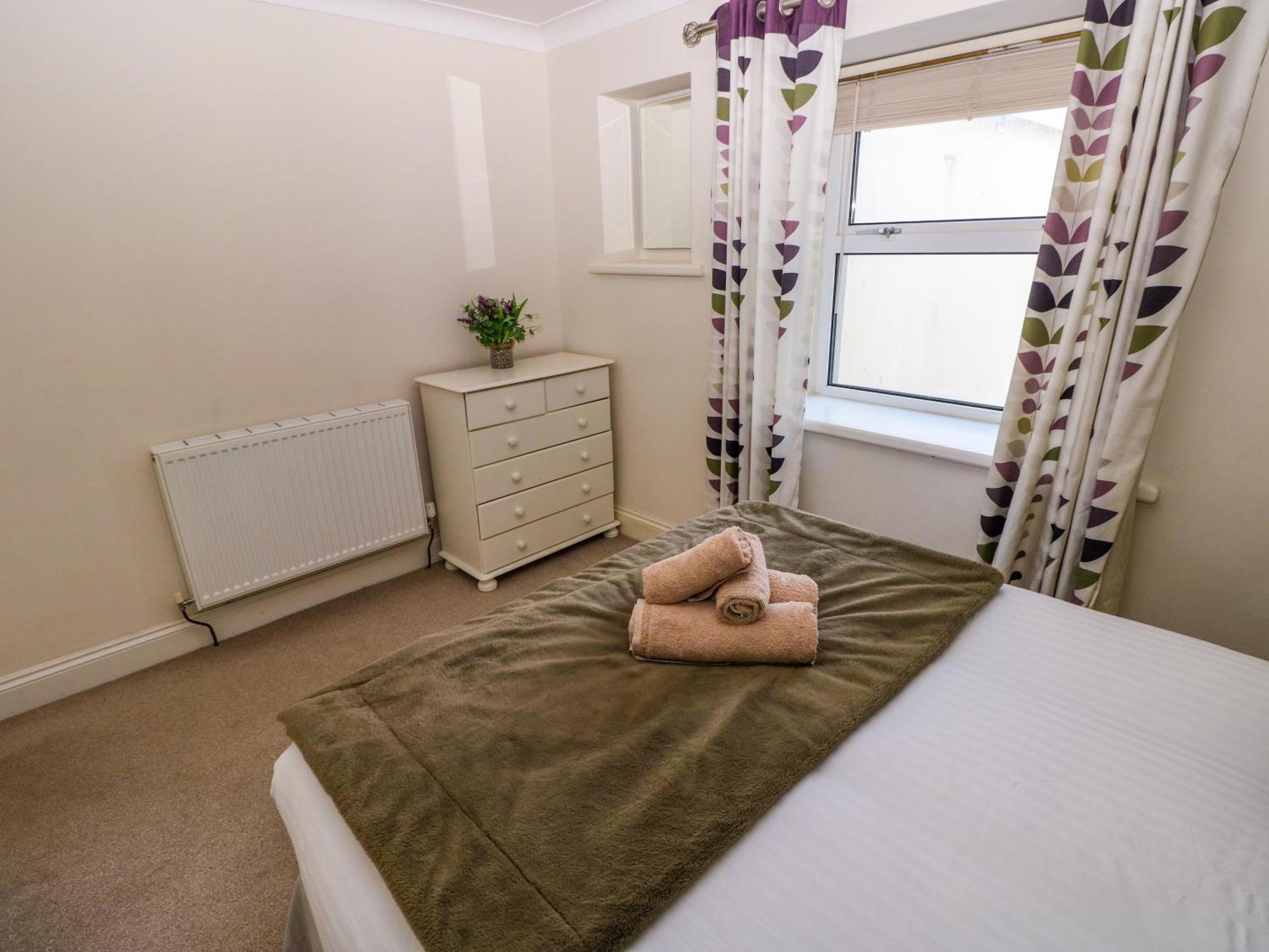 Stones Throw * Tenby
