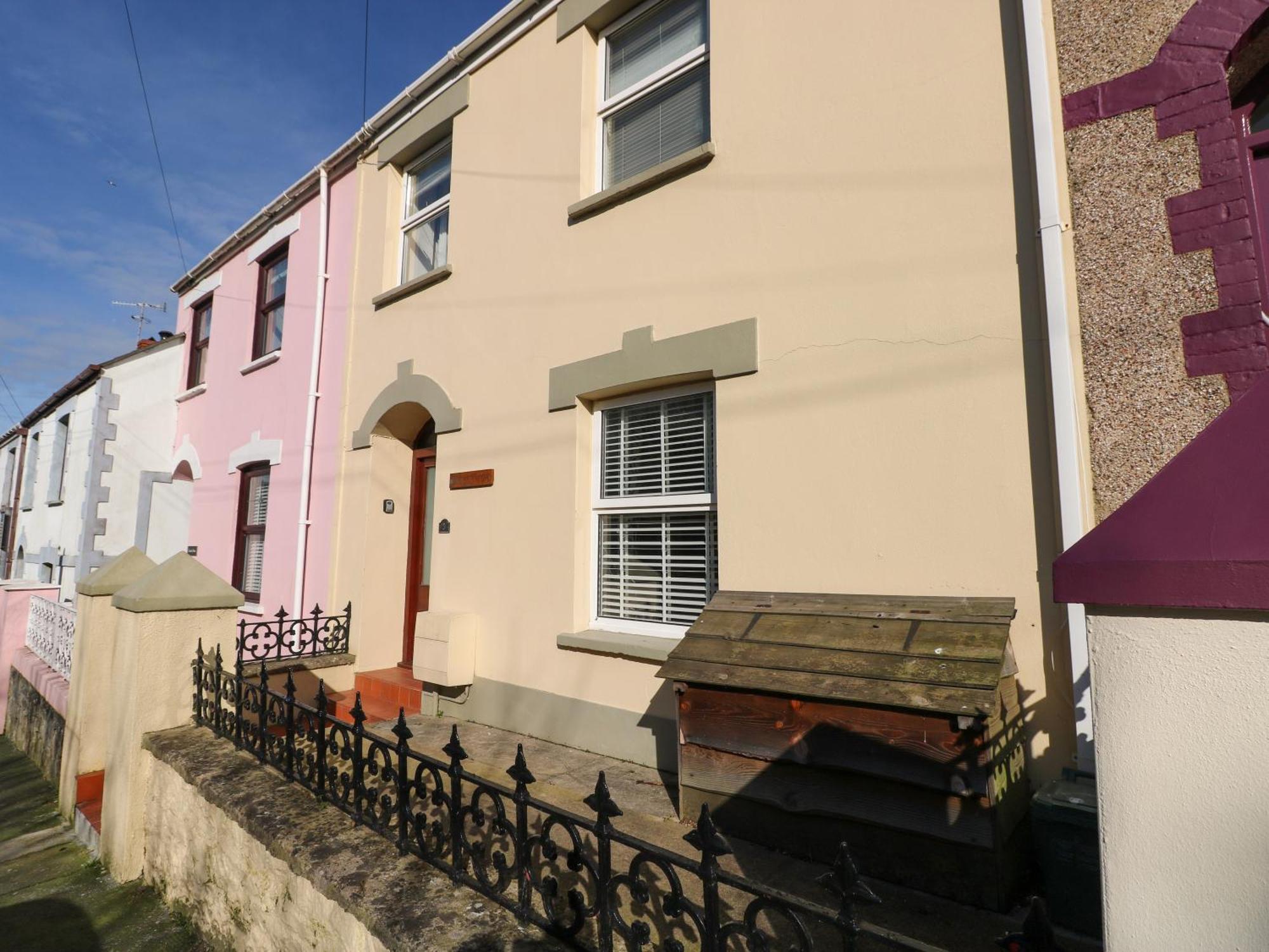 Stones Throw * Tenby