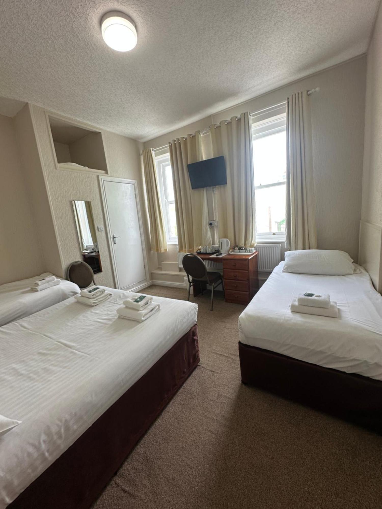 Clarence House Hotel 2*