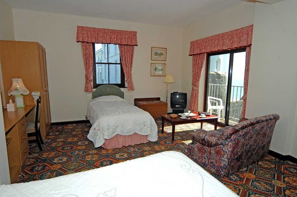 No: 1 The Esplanade Guest Accommodation. Bed & Breakfast Tenby
