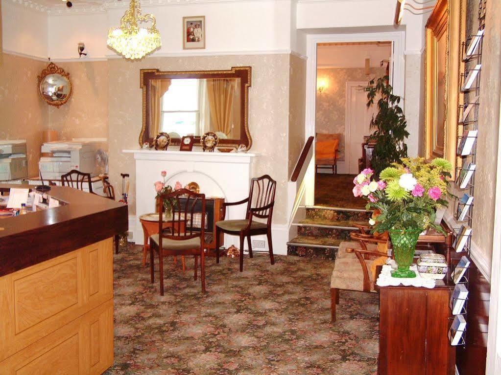 Clarence House Hotel 2*