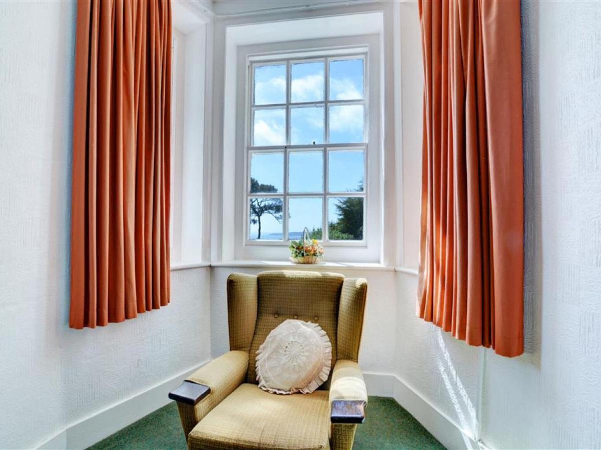 Modern In With Swimming Pool Apartment Tenby