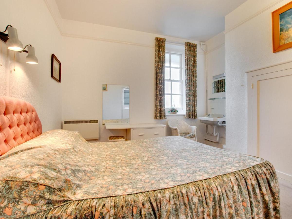 Modern In With Swimming Pool Apartment Tenby