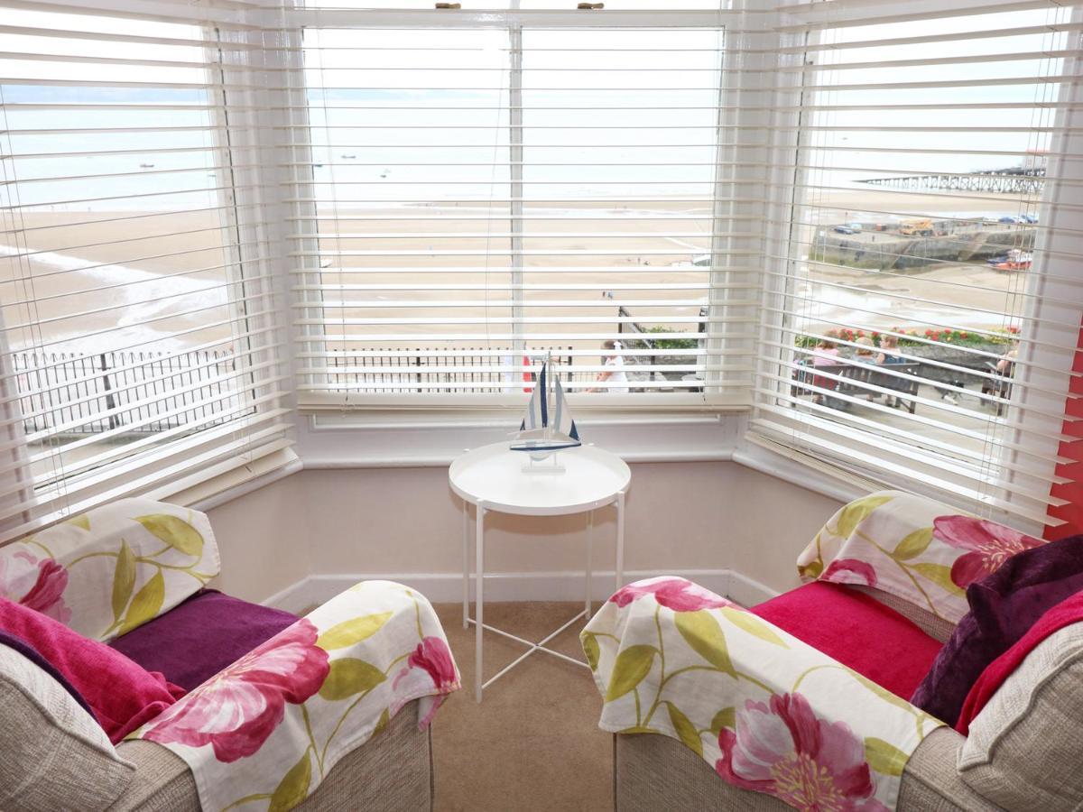 1 Beachtop Court Tenby