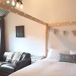 The Bothy Near Tenby, Big Projector Screen, Four-Poster Bed, On-Site Hot Tub Access Via Spa Pack, Breakfast