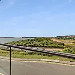 7 Waterstone House - Luxury Apartment Overlooking South Beach, Tenby