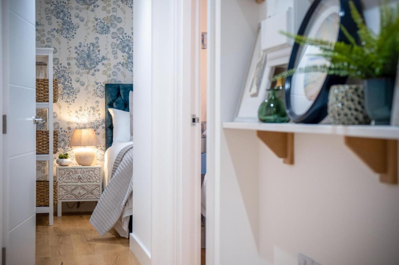 Midnight - 2 Bedroom Apartment - Tenby Apartment