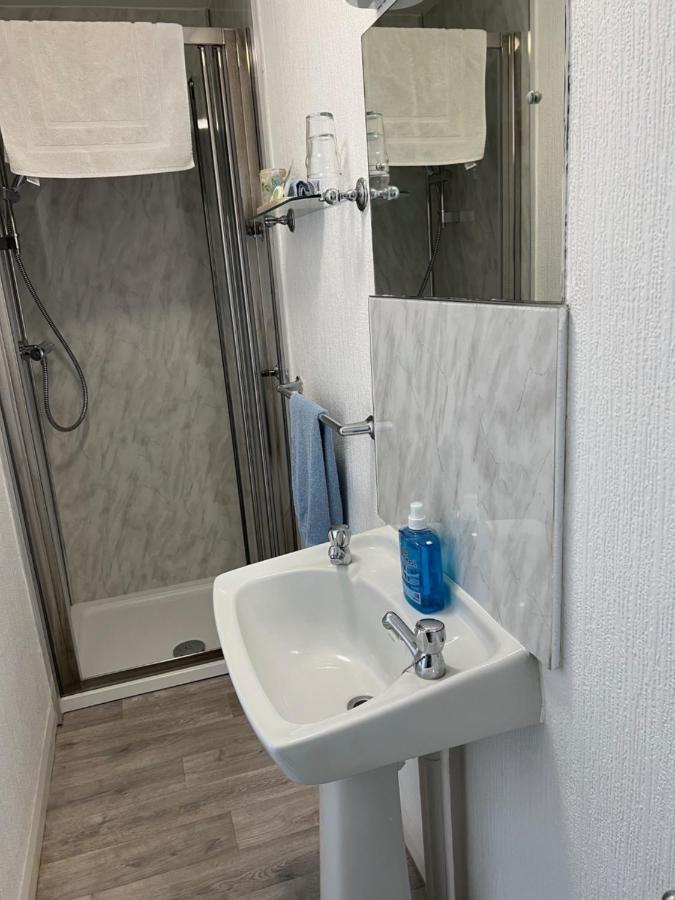 Lindholme Guest House 3*