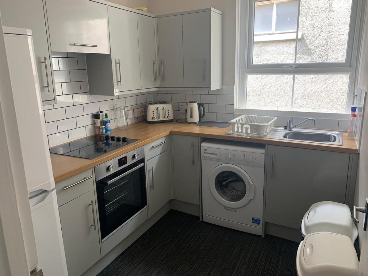 Apartment Private Pad - View Of High Street *