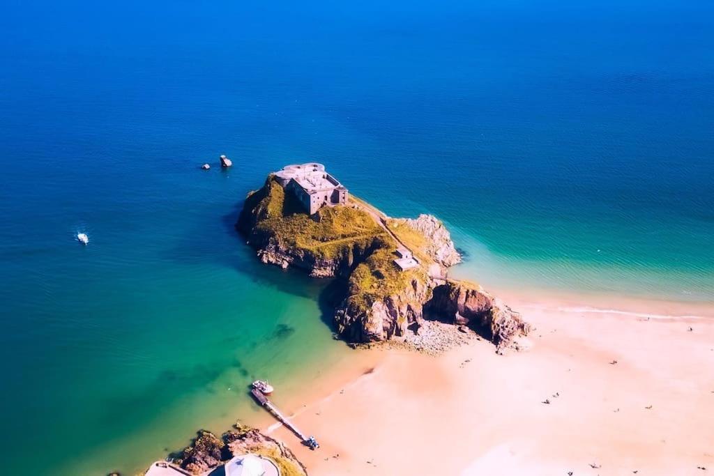 The Bothy: Retreat With Hot Tub And Projector Apartment Tenby