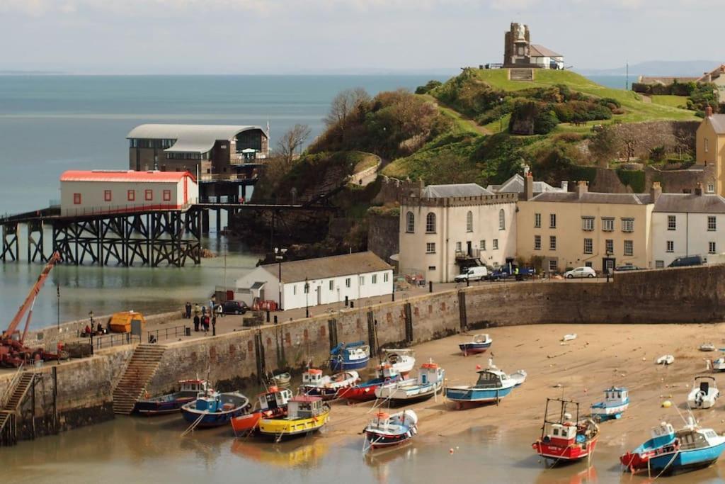 The Bothy: Retreat With Hot Tub And Projector * Tenby