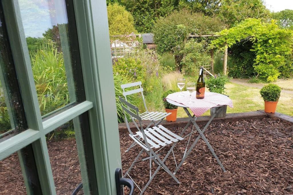 Apartment The Bothy: Retreat With Hot Tub And Projector Tenby