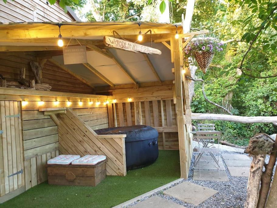 The Bothy: Retreat With Hot Tub And Projector * Tenby