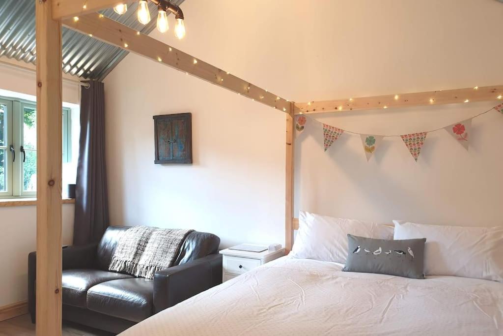 The Bothy: Retreat With Hot Tub And Projector * Tenby