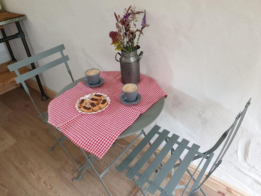 The Bothy: Retreat With Hot Tub And Projector Tenby