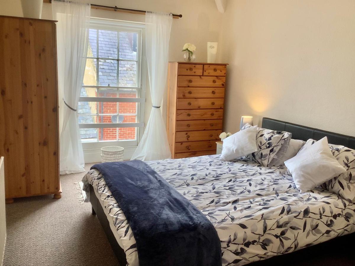 Second Floor Town Centre Apartment *