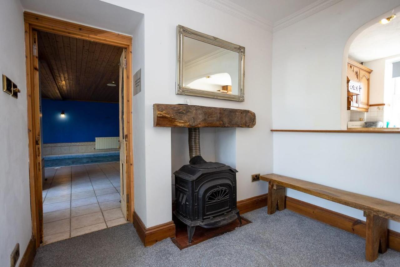 Holiday home 5 Bedroom With Indoor Pool *