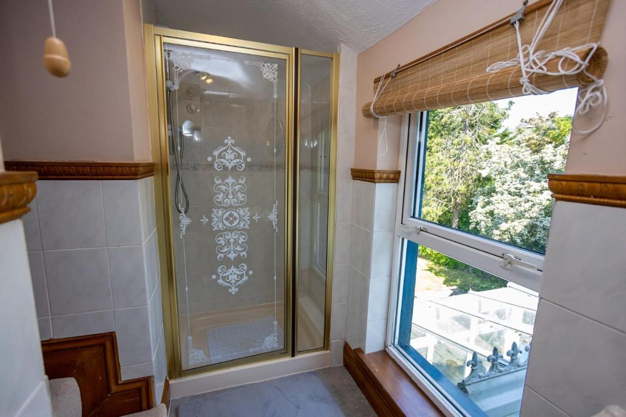5 Bedroom With Indoor Pool Holiday home Tenby