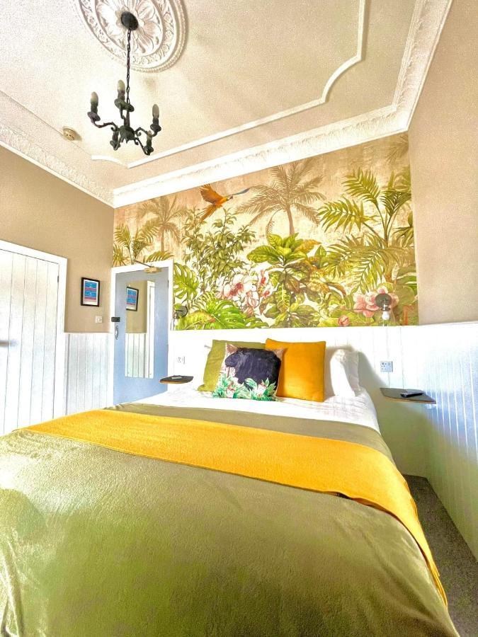 No: 1 The Esplanade Guest Accommodation. Bed & Breakfast Tenby